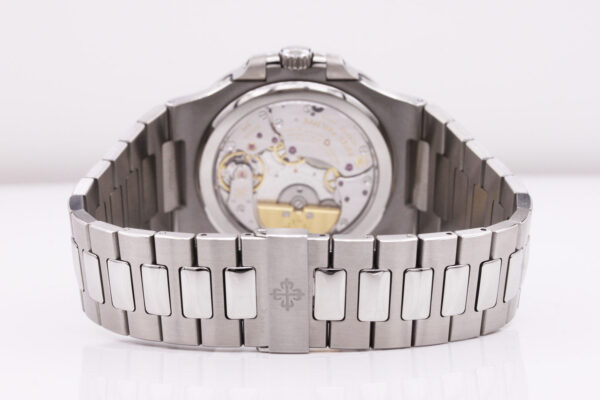5712Amint3_2bf5b4ad-29f4-46f7-8f77-a0352d894b5d.jpg Patek Philippe Nautilus Moon Phases 40mm 5712/1A Blue Dial