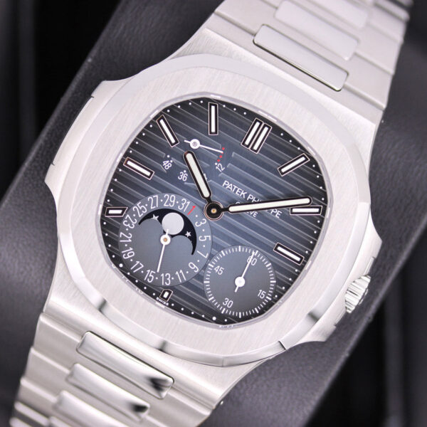 5712Amint8_5f1e2c55-9e0a-4a8b-a58d-d998925e7c8d.jpg Patek Philippe Nautilus Moon Phases 40mm 5712/1A Blue Dial